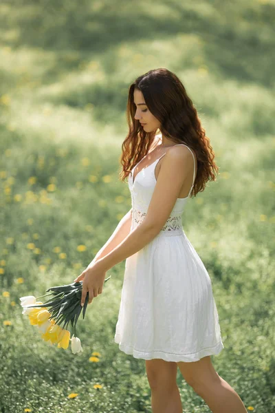 Donna con Bouquet dei Fiori di Primavera all'aperto — Foto Stock