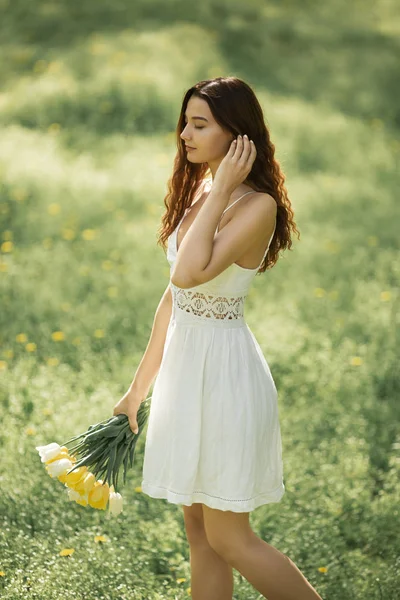 Femme avec Bouquet du Printemps Fleurs En Plein Air — Photo