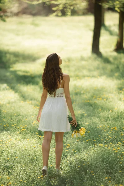 Frau mit Frühlingsblumen im Freien — Stockfoto