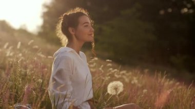 Tarlalarda tasasız güzel bir kadın dışarıda mutlu.