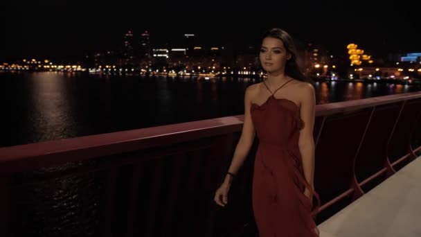 Beautiful tourist woman in night city — Stock Video