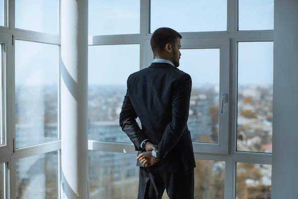 Un hombre en suite en la ventana — Foto de Stock