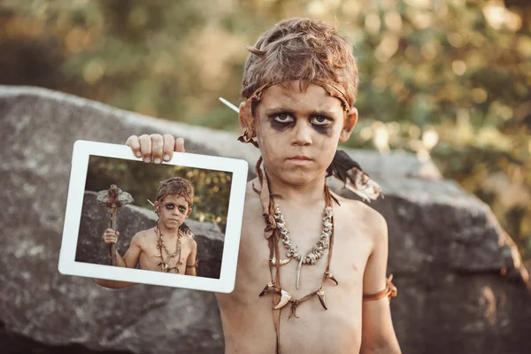 Caveman, menino viril fazendo segurando tablet PC — Fotografia de Stock