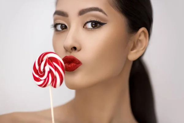 Retrato de moda de mulher asiática com pirulito no estúdio — Fotografia de Stock