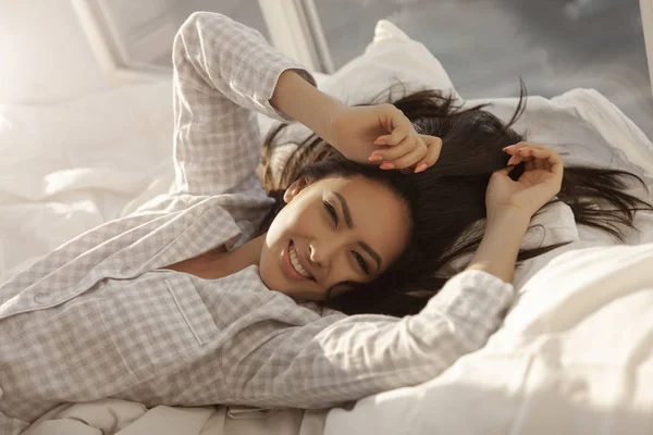 Aziatische vrouw wakker. — Stockfoto