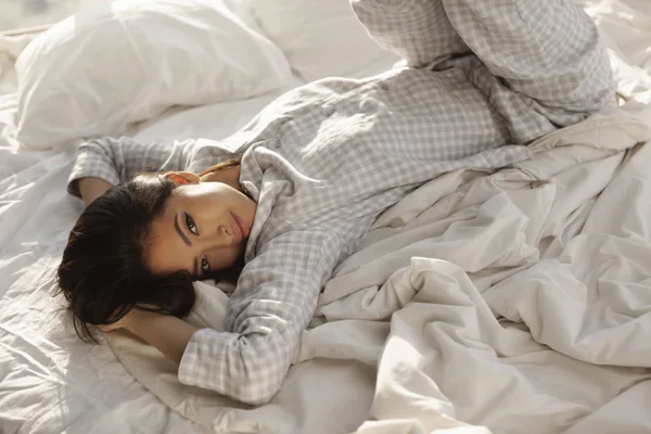Asian Woman Waking Up. — Stock Photo, Image