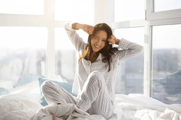 Aziatische vrouw wakker. — Stockfoto