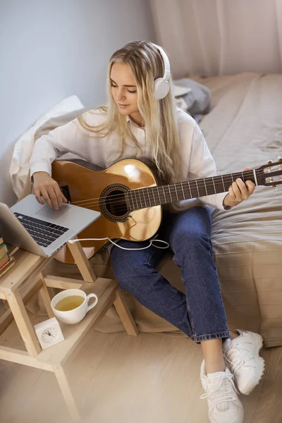 Fille jouant de la guitare à la maison — Photo