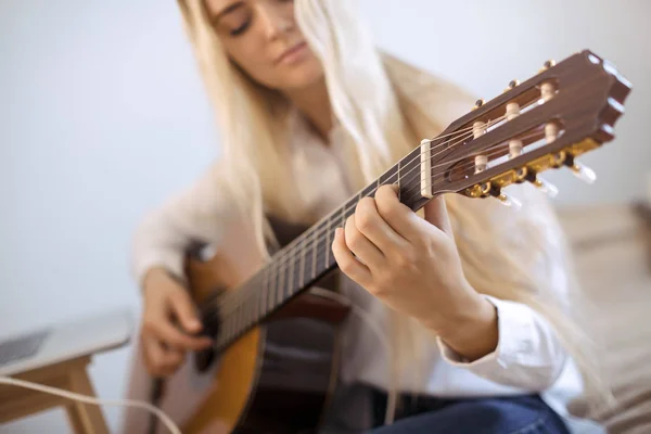 Дівчина грає на гітарі вдома — стокове фото