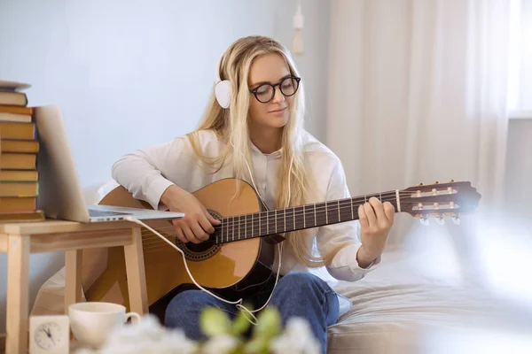 Chica tocando la guitarra en casa — Foto de Stock