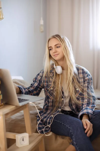 Mädchen benutzt zu Hause einen Laptop — Stockfoto