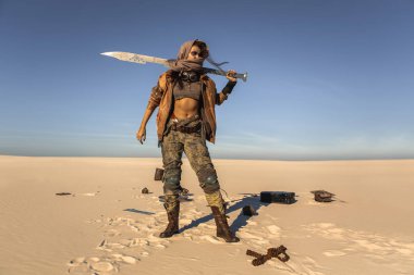 Çorak bir arazide kıyamet sonrası kadın.