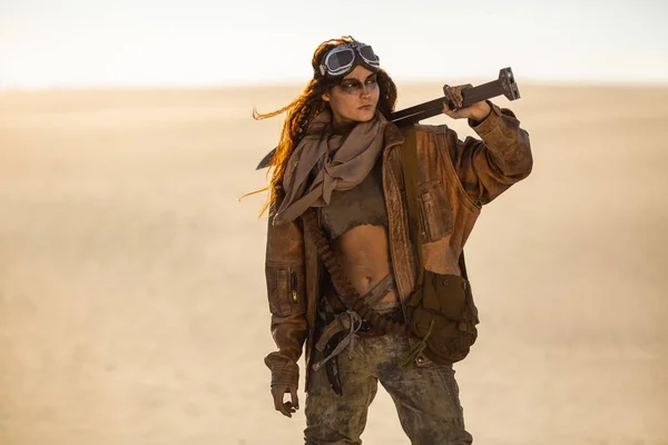 Post-apokalyptická žena venku v pustině — Stock fotografie