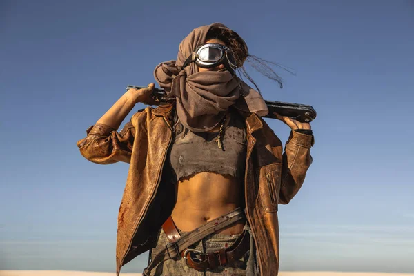 Mulher pós-apocalíptica ao ar livre em um deserto — Fotografia de Stock