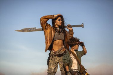 Kıyamet Sonrası Kadın ve Erkek Outdoors bir Wasteland içinde