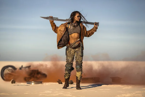 Mujer post-apocalíptica al aire libre en un páramo — Foto de Stock