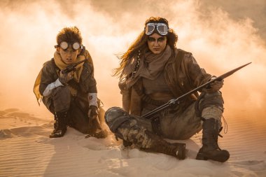 Apocalyptic Woman ve Boy 'u Çorak Topraklara postala