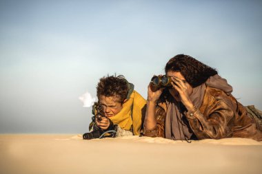 Apocalyptic Woman ve Boy 'u Çorak Topraklara postala