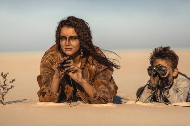 Apocalyptic Woman ve Boy 'u Çorak Topraklara postala