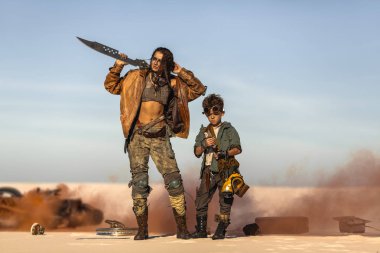 Apocalyptic Woman ve Boy 'u Çorak Topraklara postala
