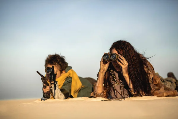 Post apokalyptické žena a chlapec venku v pustině — Stock fotografie