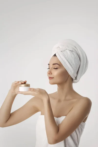 Cuidado de la piel. Mujer con rostro natural belleza celebración facial crema — Foto de Stock