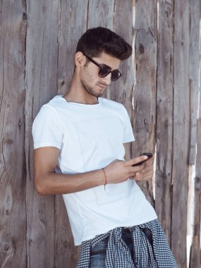 Cep telefonu olan adam.