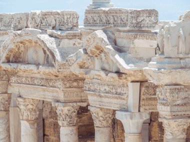 Pamukkale 'de Türkiye' deki Hierapolis Kent Harabeleri.
