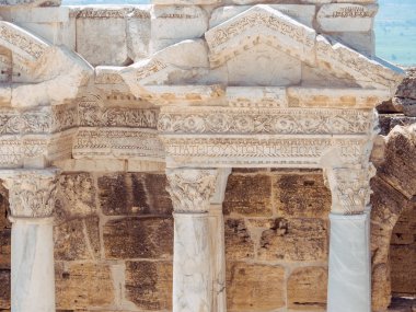 Pamukkale 'de Türkiye' deki Hierapolis Kent Harabeleri.