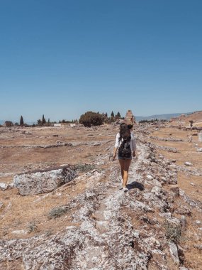Pamukkale 'de Türkiye' deki Hierapolis Kent Harabeleri.