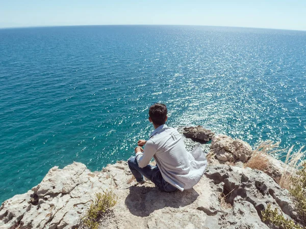 Homem viajante perto do mar — Fotografia de Stock