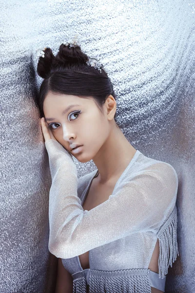 Trucco artistico creativo e acconciatura. Ritratto di bella ragazza asiatica . — Foto Stock