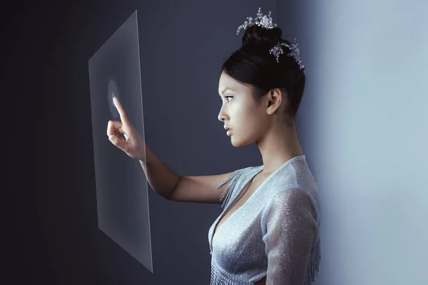 Concept futur. Jeune jolie asiatique femme toucher numérique hologramme — Photo