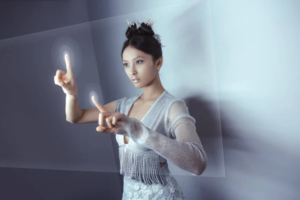 Concept futur. Jeune jolie asiatique femme toucher numérique hologramme — Photo