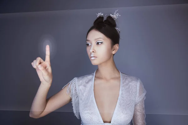 Concepto futuro. Joven bastante asiático mujer tocando digital holograma — Foto de Stock