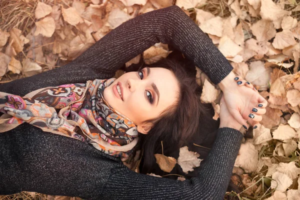 Ritratto donna sopra autunno foglie da vicino — Foto Stock