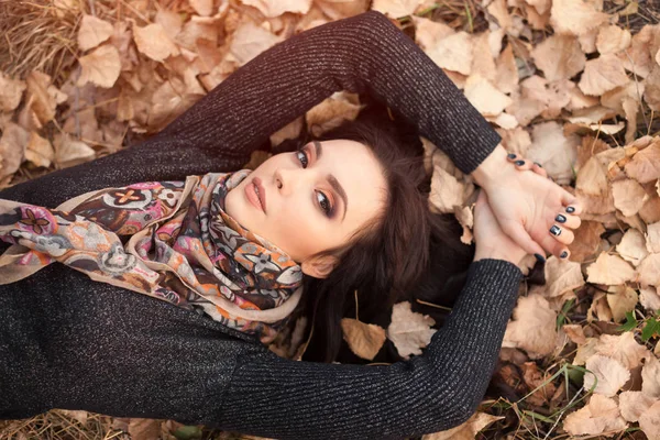 Portret van de vrouw over herfst laat close-up — Stockfoto