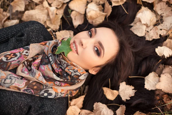 Woman portrait over autumn leaves close up — Stock Photo, Image