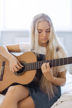 Evde Gitar Çalan Kız