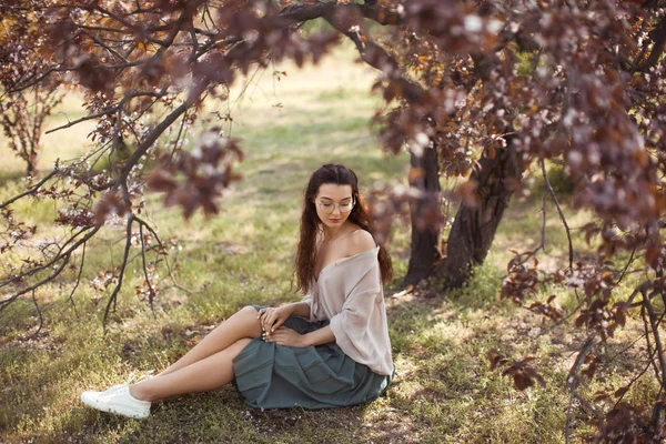 Vrouw buiten in het park in de buurt van de lente Blossom Tree — Stockfoto