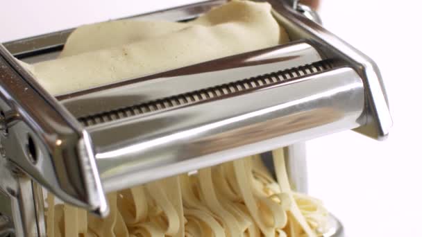Zelfgemaakte Pasta maken op een snijmachine — Stockvideo
