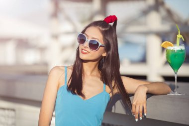 Bir plaj barda kokteyl içme kadın Genç Asyalı moda.