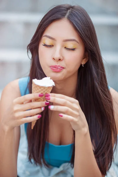 面白い顔をしてるアジア系女性。昼ご飯にストリートフードを食べる女の子 — ストック写真