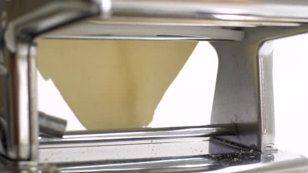 Fait maison faisant des pâtes sur une machine de découpe — Video