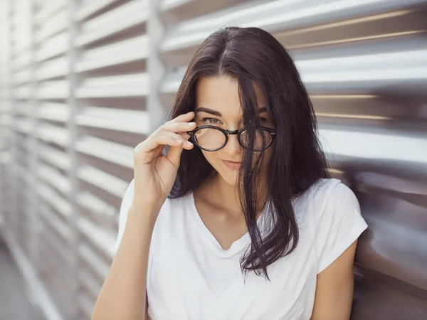 休闲夏日复古外观。有吸引力的女孩户外 — 图库照片