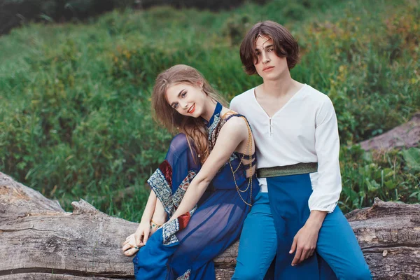 Joven pareja de elfos enamorados al aire libre — Foto de Stock