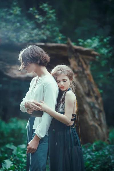 Joven pareja de elfos enamorados al aire libre — Foto de Stock