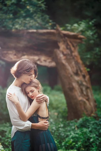 Jovem casal de elfos apaixonados ao ar livre — Fotografia de Stock