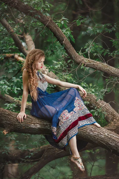 Elfo mulher na floresta ao ar livre — Fotografia de Stock