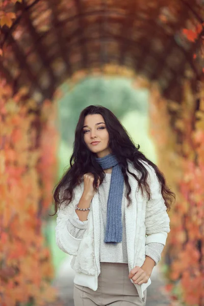 Herfst meisje portret in stadspark buitenshuis — Stockfoto